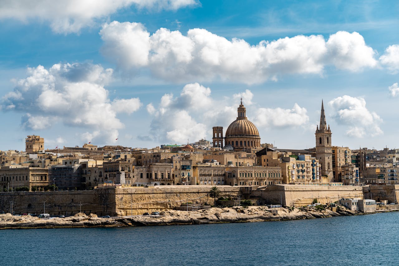 Valetta sziget látképe – tengerparti naplemente, aranyló városfalakkal.