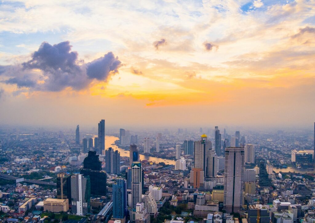 Bécs–Bangkok akciós repülőjegy 110.926 Ft-tól – Bangkok városképe naplementében