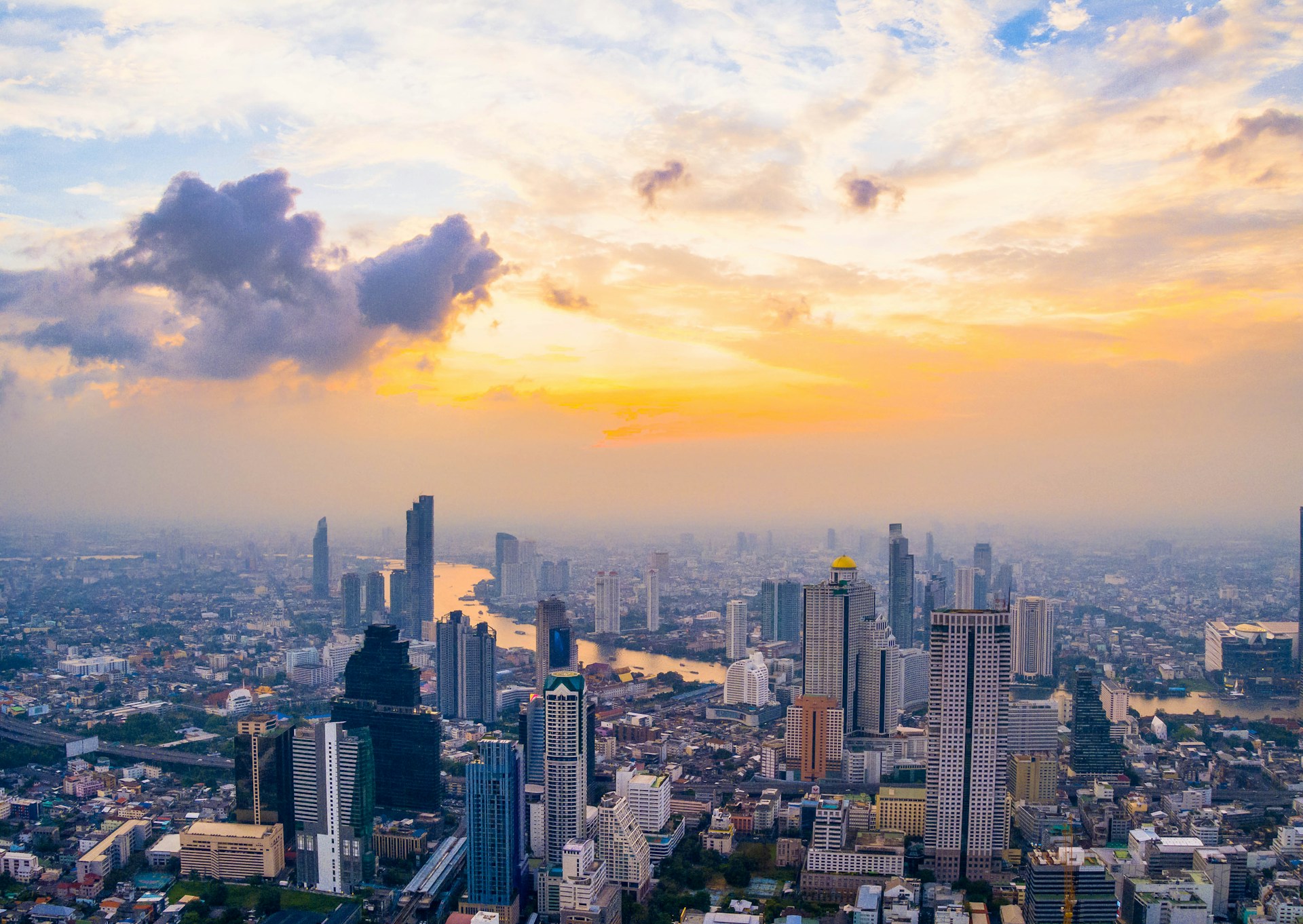 Bécs–Bangkok akciós repülőjegy 110.926 Ft-tól – Bangkok városképe naplementében