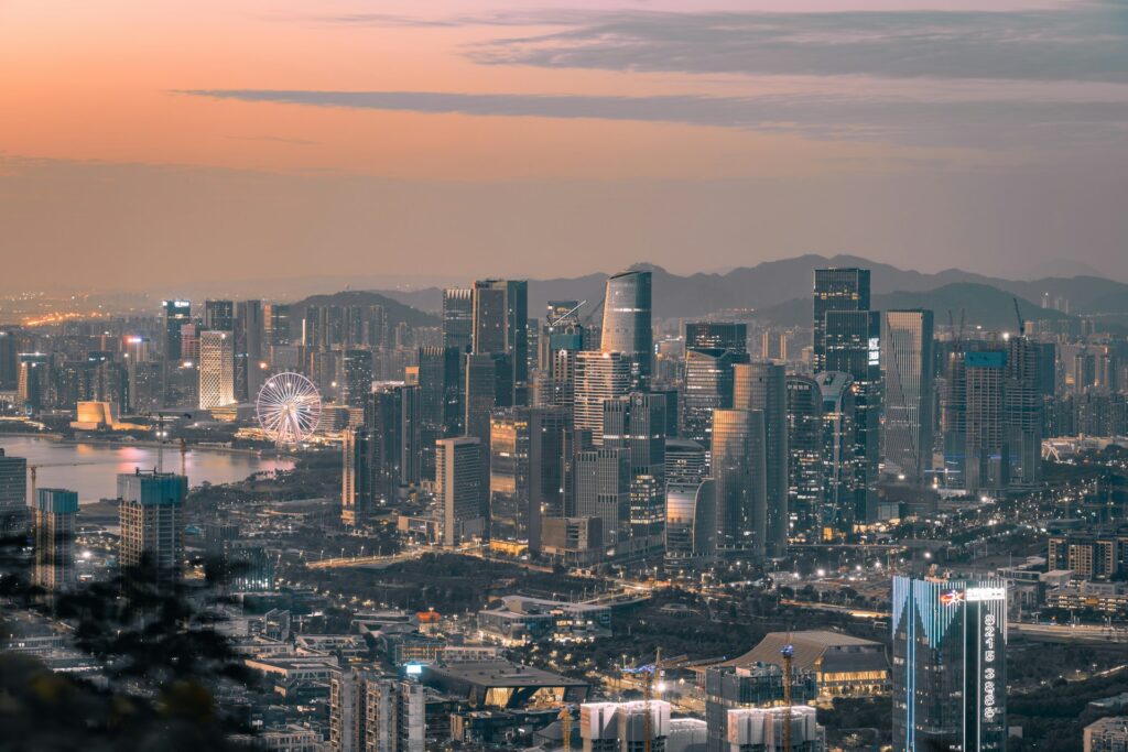 Modern város panorámája naplementében