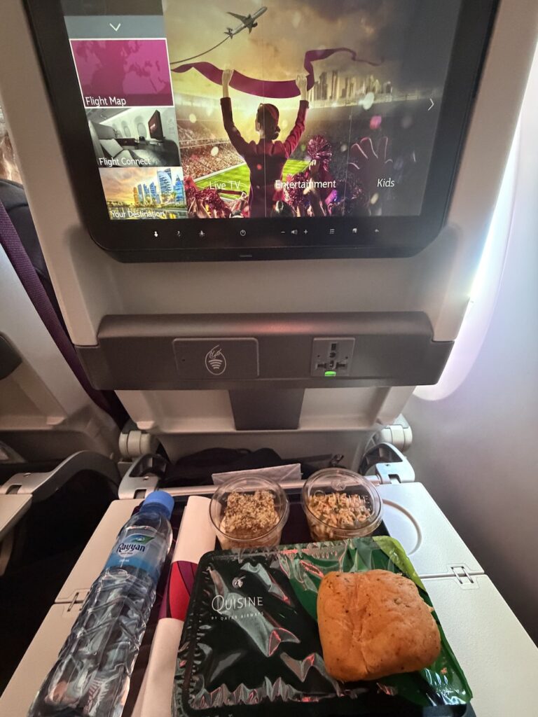 Qatar Airways economy fedélzeti étkezés