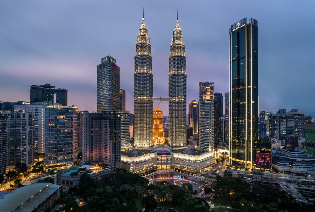 Kuala Lumpur utazás – Petronas tornyok este