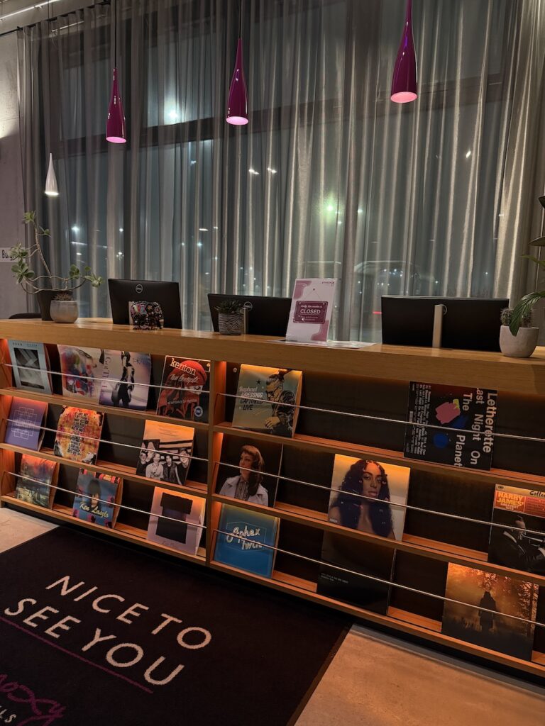 Moxy Vienna Airport, Lobby.