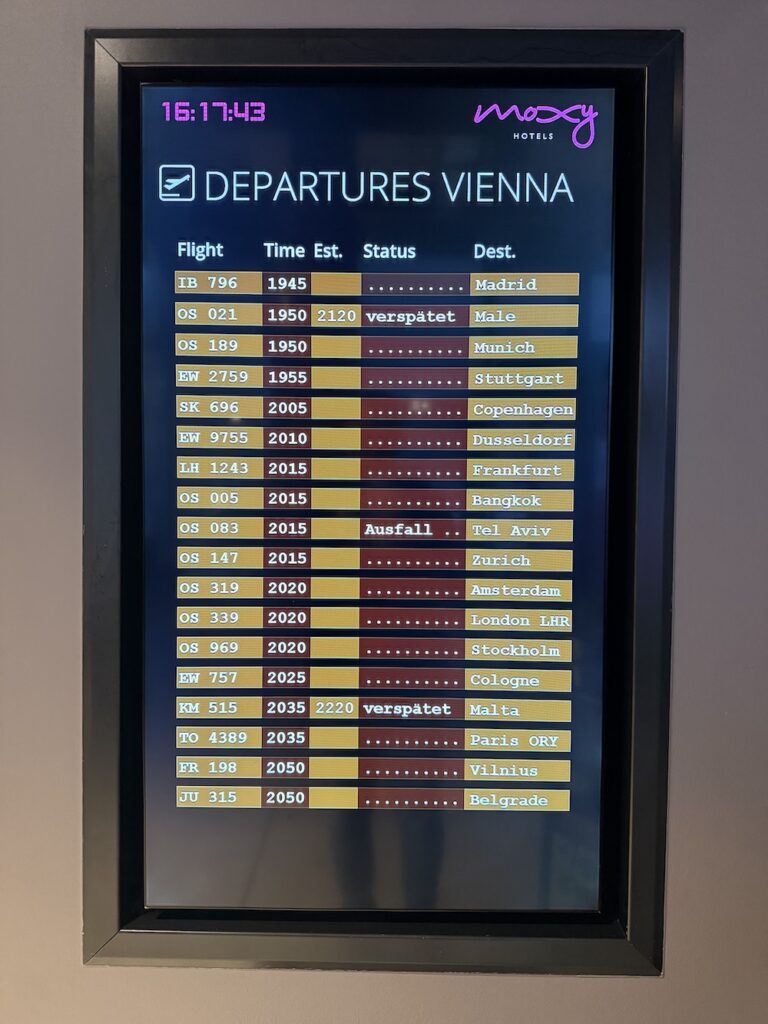 Moxy Vienna Airport, előtér.