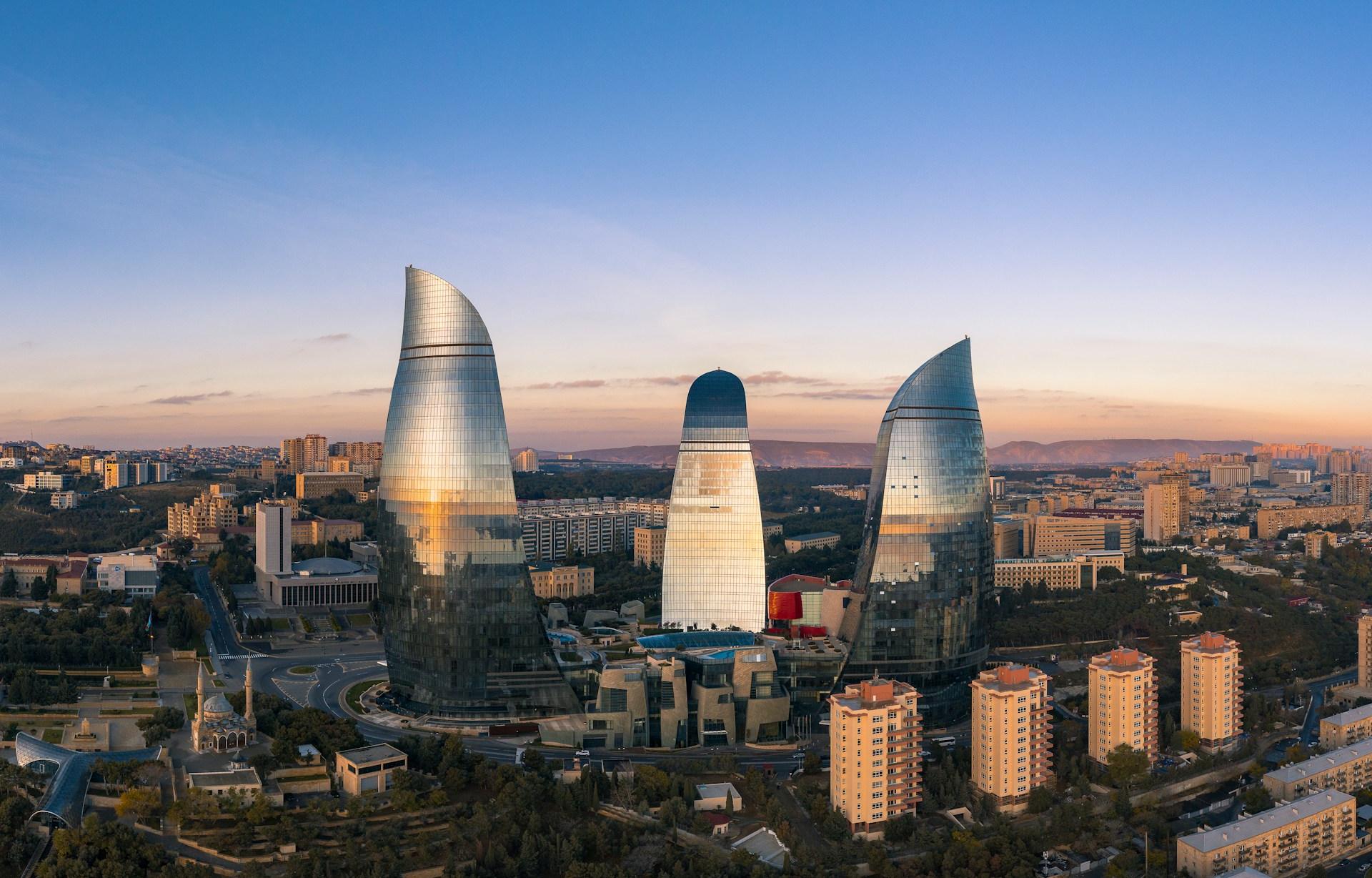 Baku repülőjegy 29.904 Ft-tól – Flame Towers és városi látkép