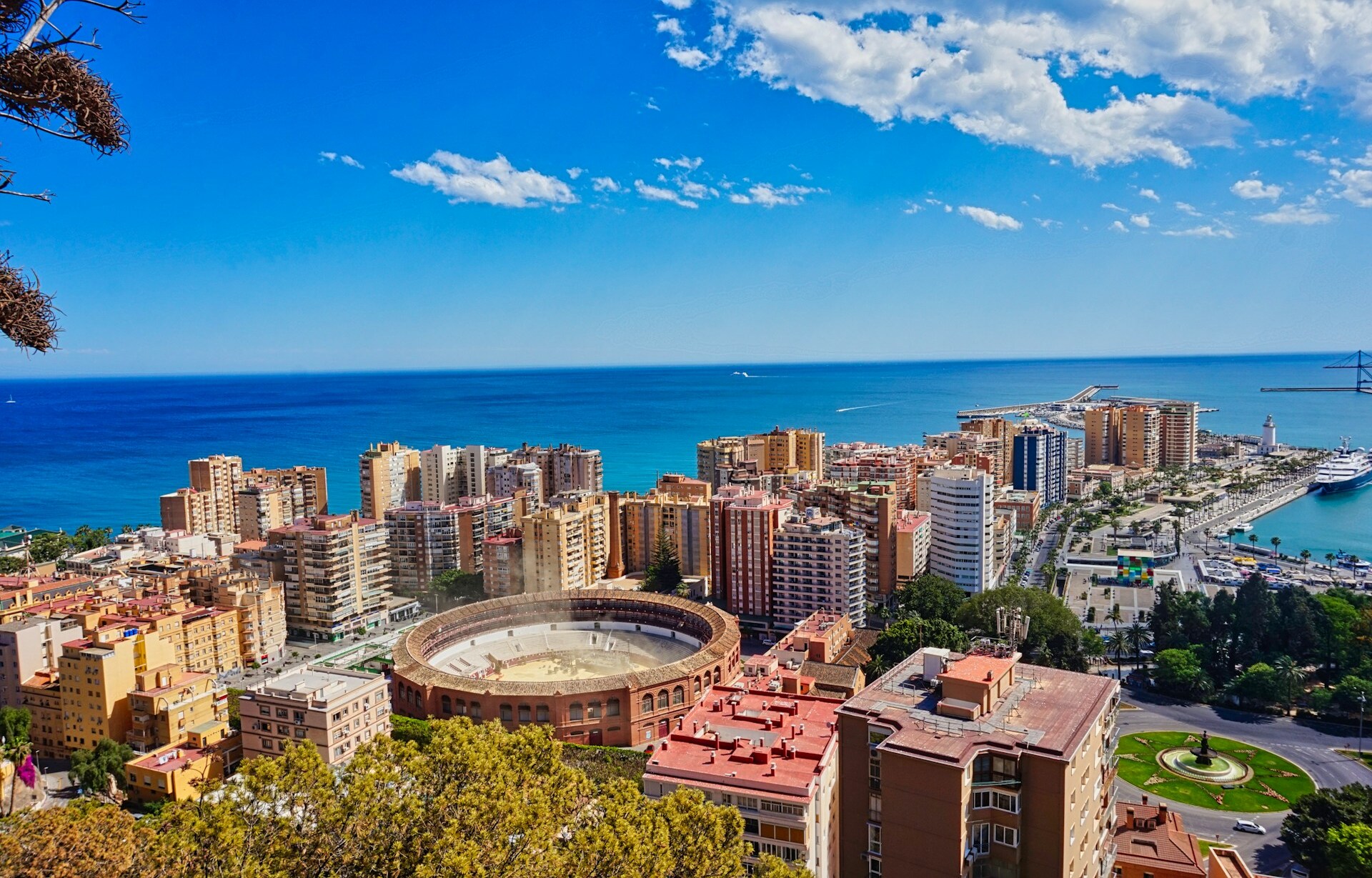 Málaga repülőjegy 23.900 Ft-tól – tengerpart és városi látkép