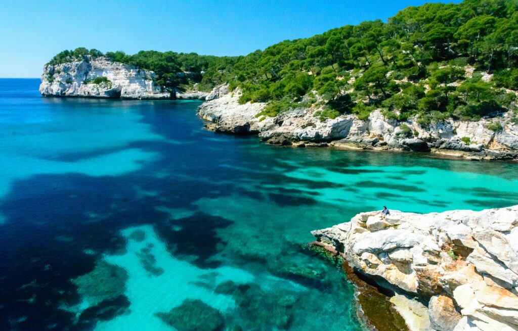 Menorca repülőjegy 24.200 Ft-tól – öböl és tengerpart