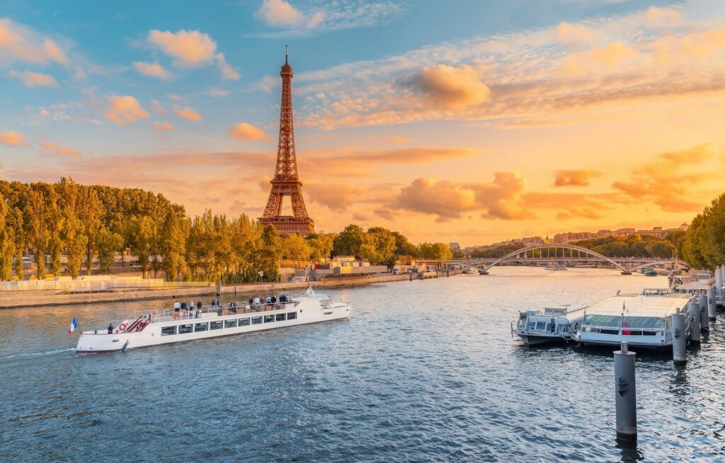 Párizs repülőjegy 24.800 Ft-tól – Eiffel-torony és a Szajna